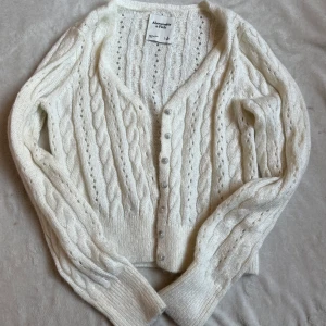 Stickad kofta från Abecrombie and Fitch - Så mysig och härlig kofta från Abecrombie and Fitch! Köpt i USA och säljer då den inte kommer till användning! Storlek S! Frakt är 49kr! 💕😍