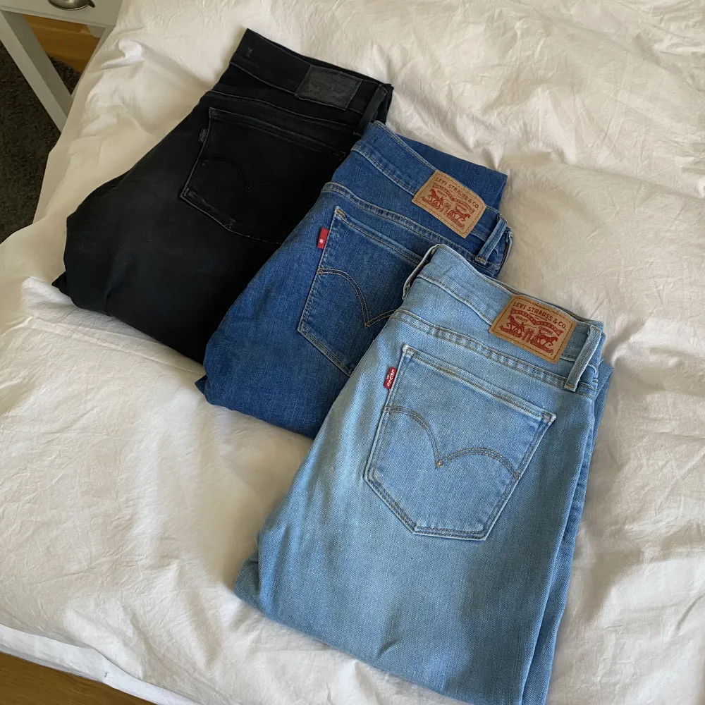 Tre par SKINNY levis jeans som passar s, dom ljusaste har ett hål på ena knät, 150kr/st (nypris 1000kr/st)💕. Jeans & Byxor.
