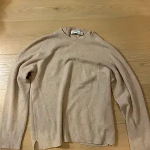 Carin Wester stickad tröja i storlek S, lite oversized. Original 800 kr, säljer för 100 kr. Köparen står för frakt. 