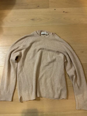 Carin Wester stickad tröja - Carin Wester stickad tröja i storlek S, lite oversized. Original 800 kr, säljer för 100 kr. Köparen står för frakt. 