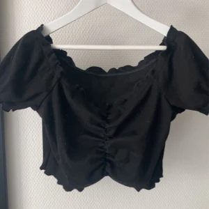 Sommar tröja - Säljer nu min kortarmade svarta t-shirt