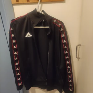 Adidas Original sweathshirt - Adidas original sweathshirt med dragkedja. Storlek L, sparsamt använd och i fint skick