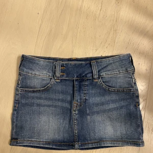 Kort jeanskjol  - Kjolen är i nytt och fint skick, då den inte kom till användning. 