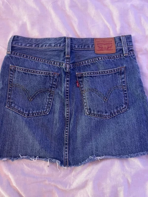 Levi’s jeanskjol  - Superfin jeanskjol från Levi’s som tyvärr blivit för liten   Storlek W27  100kr + frakt 
