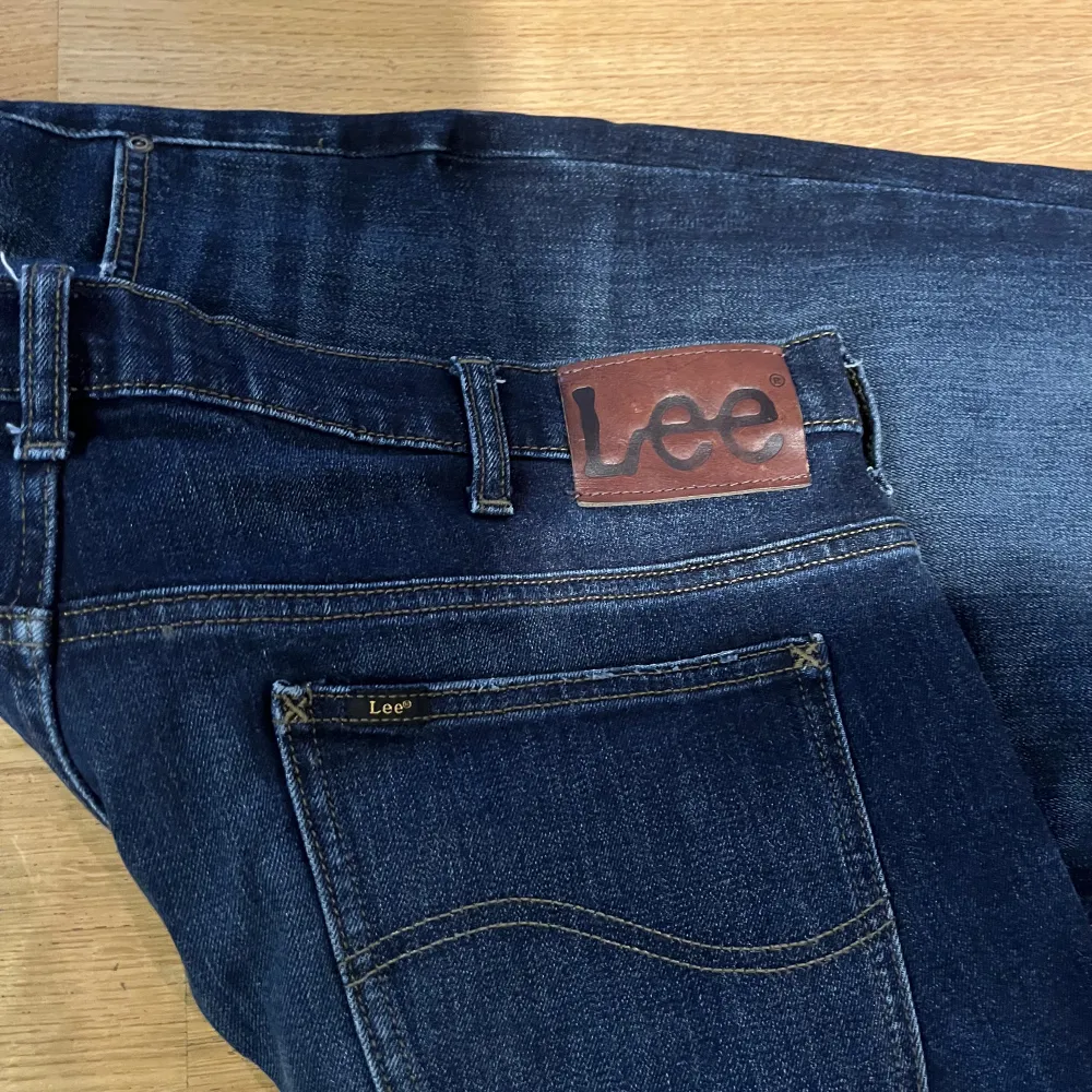 Lee jeans i mycket bra skick. Storlek 38-34. Rätt så små i storlekarna, så passar skulle nog säga passar bäst på de som har 34-36 i (W) Cond 9/10. Jeans & Byxor.