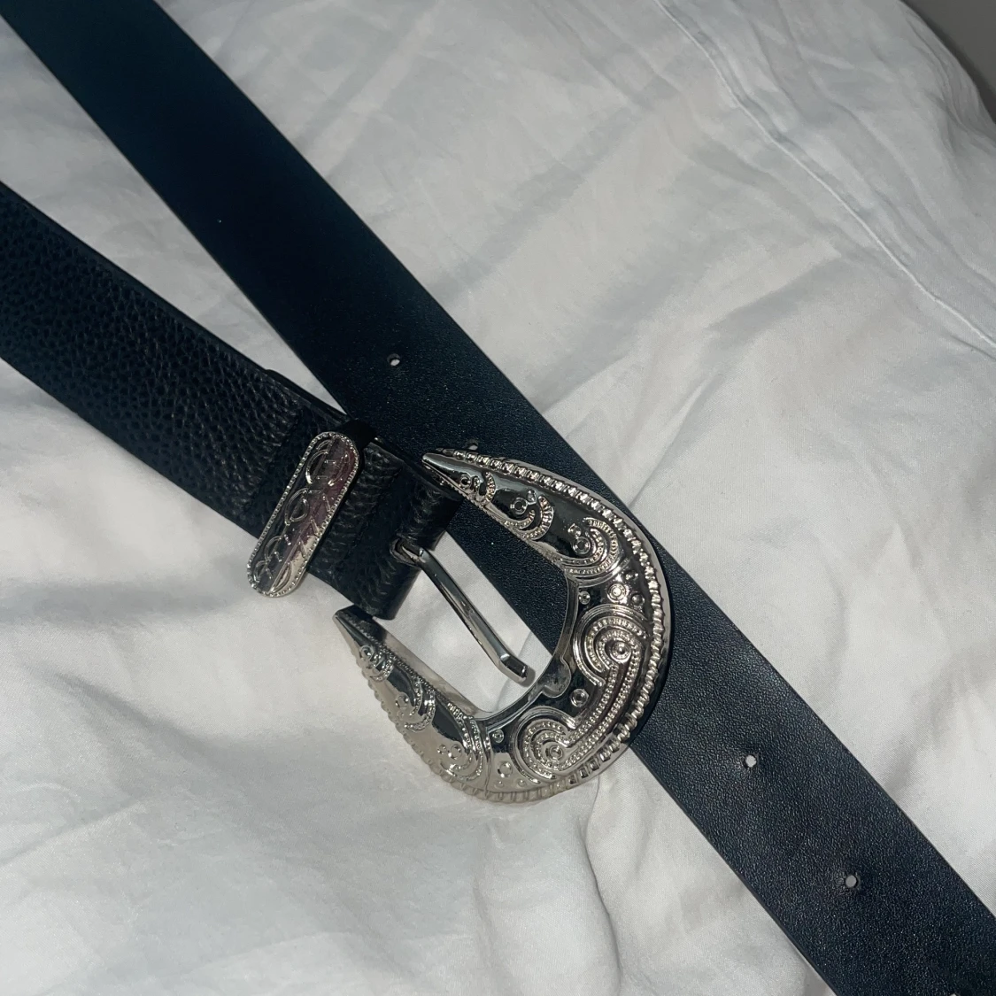 Svart bälte med silverdetalj