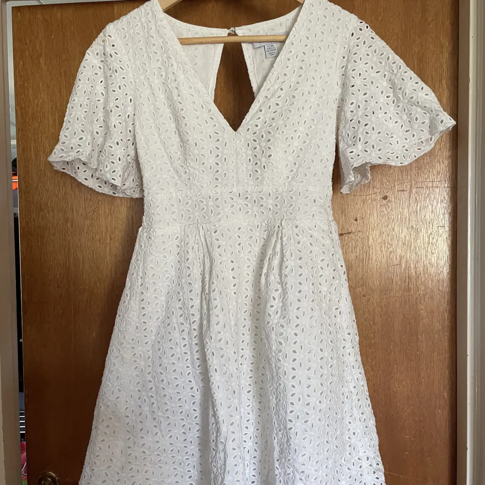 Säljer denna jättefina vita klänningen från Amisu i storlek 36 använd endast två gånger. Säljer den då den tyvärr inte passar mig längre. Varan är i nyskick och en väldigt fin modell skulle passa perfekt till exempelvis studenten.. Klänningar.