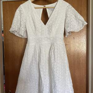 Säljer denna jättefina vita klänningen från Amisu i storlek 36 använd endast två gånger. Säljer den då den tyvärr inte passar mig längre. Varan är i nyskick och en väldigt fin modell skulle passa perfekt till exempelvis studenten.