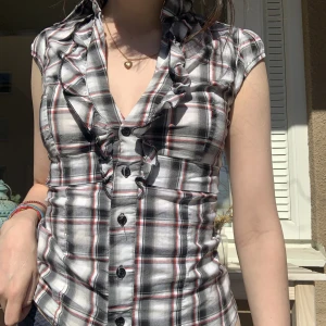 Grå rutig tröja - Cool grå rutig tröja! Litet hål, lätt att laga eller ignorera ❤️