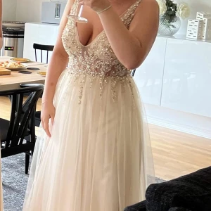 Balklänning  - Balklänning som i nyskick, endast använd en gång! Skicka för fler bilder. Nypris: 2000kr❤️