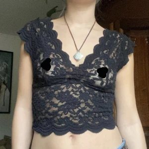 ZARA SPETS TOPP - Sååå fin svart spetstopp från zara🖤bra skick. Storlek S. Nypris 399kr Möts upp och fraktar. Pris kan diskuteras vid snabbt köp! Lånade bilder från josefina, men säljer en likadan topp🖤