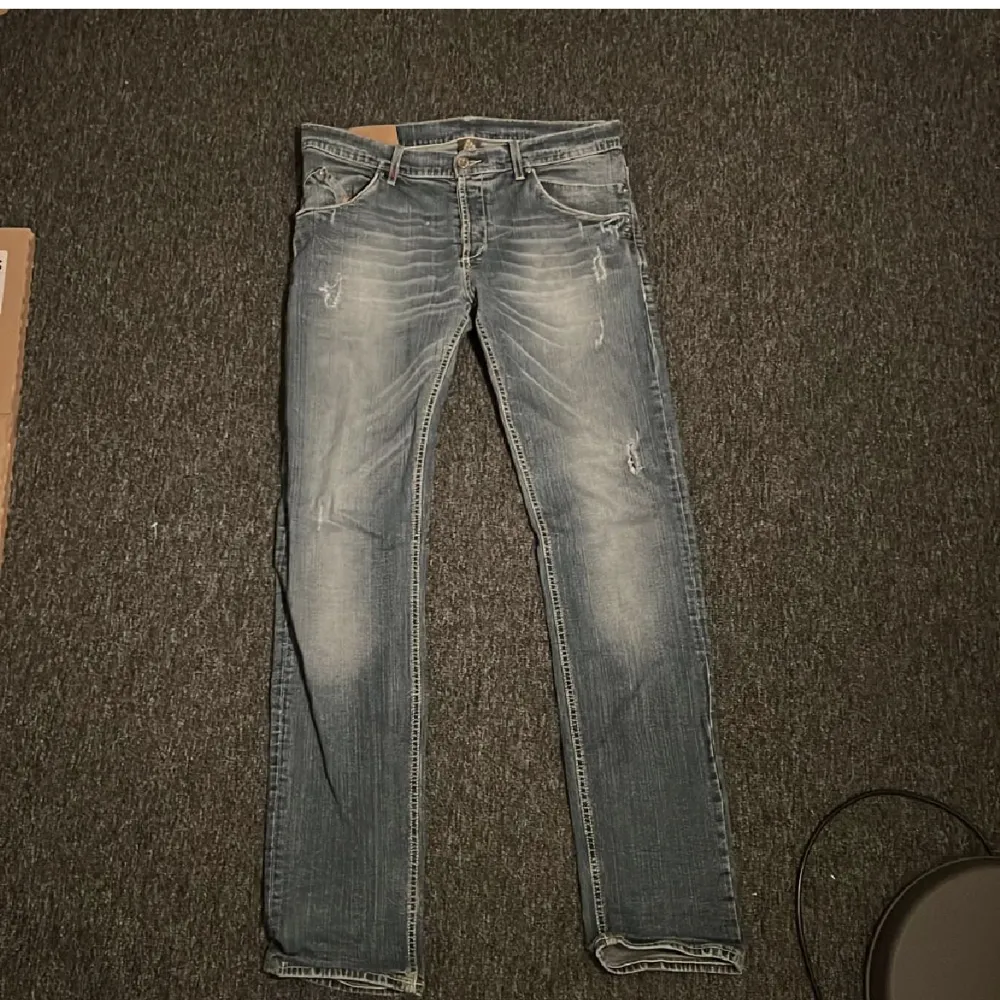 Dondup jeans i straight leg fit i strlk 34. Ord pris 2700kr. Jeans & Byxor.