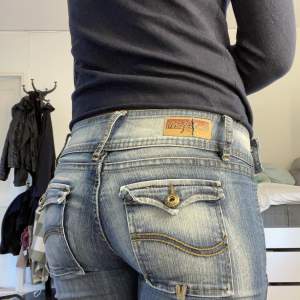 Jättesnygga Lågmidjade jeans som sitter perfekt i rumpan. Fickorna blir också en perfekt detalj. Vid vaderna så sitter de rakt, ”bredvid” vaderna. Skriv för fler bilder❤️