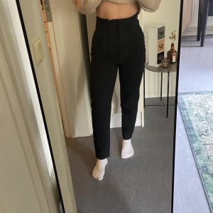 Vanliga svarta kostymbyxor - Fina och framförallt sköna svarta kostymbyxor med avsmalnande ben. Sitter som en smäck runt rumpan! Medföljande bältet är tyvärr inte med men är snyggt även utan och med andra typer av bälten. ☺️