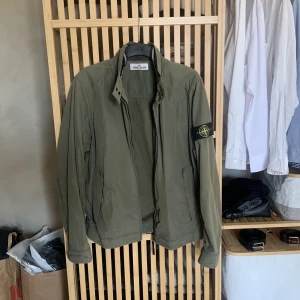 Stone Island Jacka - Säljer nu denna fina vårjacka i militärgrön färg. Av modellen Microreps, i den gamla modellen från Stone Island som ej sälj längre, mycket sällsynt!  Storleken är L, men passar en S/M.  Köpt i vintage butik i London, box ink. Först till kvarn, passa på!