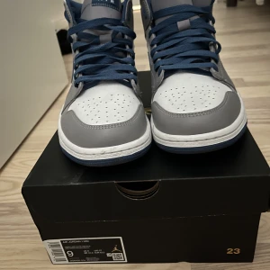 Jordan1s - Jordan1 mod cementgrey/white-trueblue. Bra skick använda Max 3 gånger pris kan sänkas vid snabb äfär.