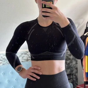 Träningstopp ICIW - två långärmade träningstoppar från ICIW, båda i typ nyskick då dem är använda max 3ggr. 1 för 100kr båda för 180kr