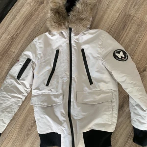 Good For Nothing jacka - Snygg vinterjacka i stl S. Beige/creme vit. Nyskick.