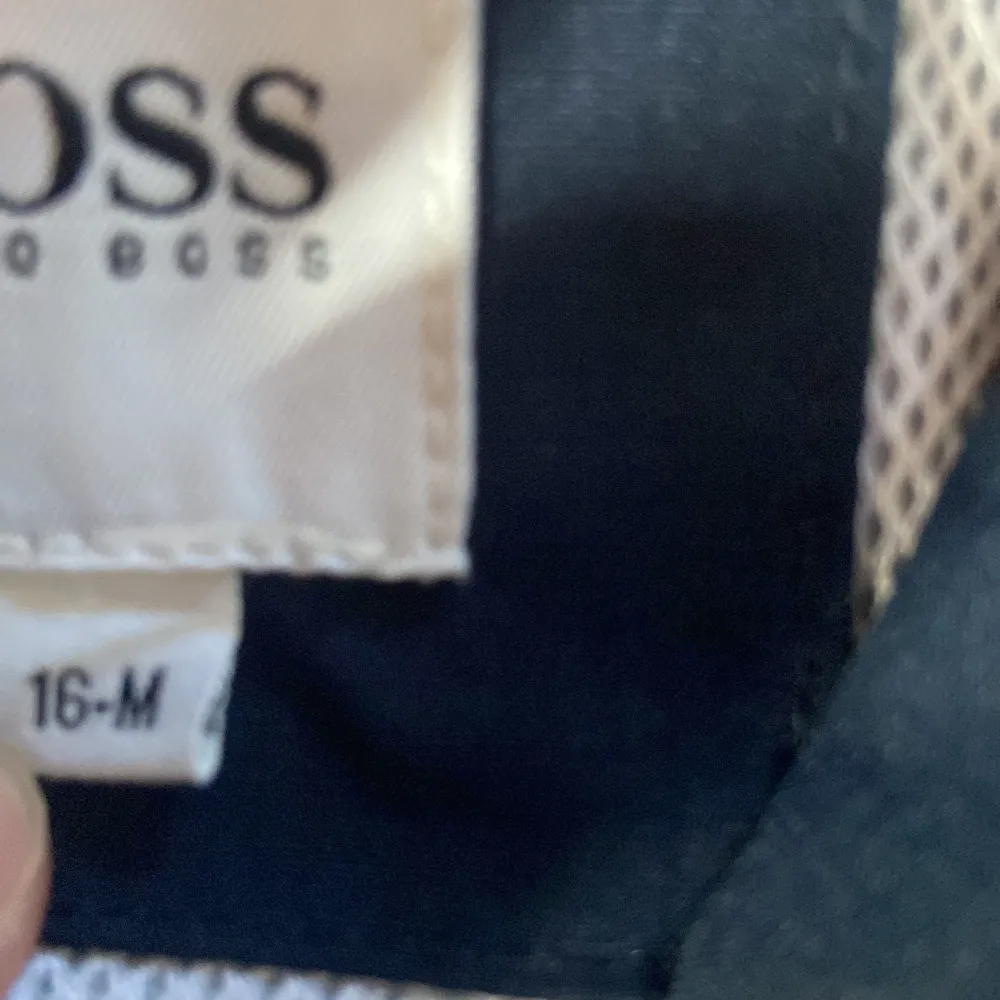 Hugo boss regnjacka använd därför den säljs billigt stl Xl i barn. Jackor.