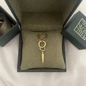 CHAOS QUEEN EARRING Maria Nilsdotter - Säljer detta jättefina populära örhänge från Maria Nilsdotter i guld. Kvitto finns vid önskemål, frakt ingår inte