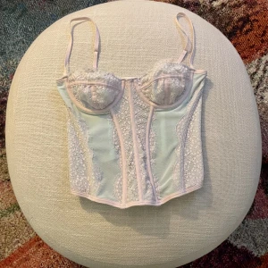 Urban outfitters korsett - Aldrig använd. Lappen sitter kvar. Storlek M men passar mer som en S/XS.