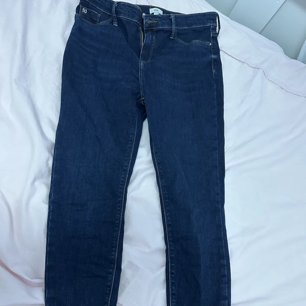 Storlek M  Säljes för 200 kr . Jeans & Byxor.