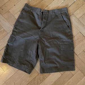 Bruna cargo shorts - Bruna cargo shorts i bra skick. Strl M