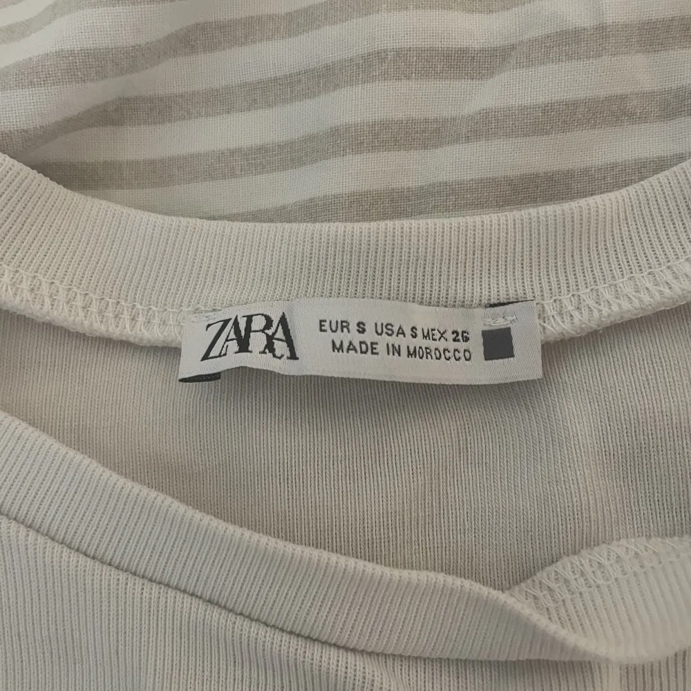 Säljer mig helt oanvända tröja från zara med detaljer på ärmarna💗 priset kan diskuteras . Blusar.