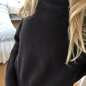 Svart tröja med turtleneck - Passar även S❣️❣️