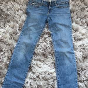 Lågmidjade vintage jeans från ambercrombie & fiitch som tyvärr har blivit för små, jätte fint skick annars och fin passform 