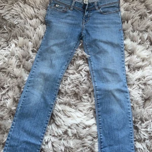 Lågmidjade vintage jeans  - Lågmidjade vintage jeans från ambercrombie & fiitch som tyvärr har blivit för små, jätte fint skick annars och fin passform 