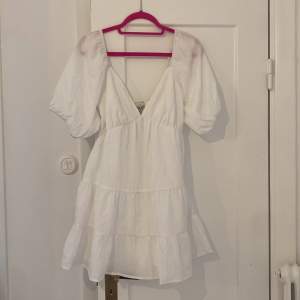 Säljer denna supersöta vita klänning! Aldrig använd med lappen kvar! Den var för kort för mig som är 180 så därför säljer jag tyvärr! Så söt och gullig! Storlek M men skulle säga att den passar S också.