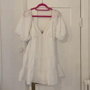 Säljer denna supersöta vita klänning! Aldrig använd med lappen kvar! Den var för kort för mig som är 180 så därför säljer jag tyvärr! Så söt och gullig! Storlek M men skulle säga att den passar S också.