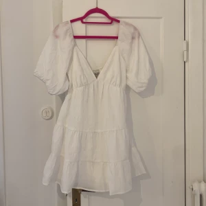 Vit klänning - Säljer denna supersöta vita klänning! Aldrig använd med lappen kvar! Den var för kort för mig som är 180 så därför säljer jag tyvärr! Så söt och gullig! Storlek M men skulle säga att den passar S också.