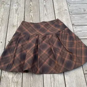 Brown plaid skirt, used around 3 times, has a TINYYY Hole be the zipper but it’s not noticeable, size 32 xxs but fits xxs-xs/s