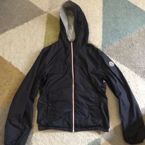 Moncler jacka  - Säljer min Moncler som nästan  är oandvänd i storlek xs. Den är självklart äkta, om ni har några frågor är det bara att höra av sig mvh oscar.