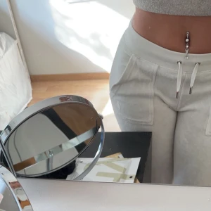 Vita juicy byxor  - Säljer mina vita juicy byxor i storlek xs. De är Såå sköna💓💓 Ge gärna prisförslag.