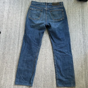 Stone island jeans  - Tja  Säljer ett par Stone island jeans i bra skick, modellen ser ut så med lite revor och hål. Finns en liten fläck i röven men inget som syns vid användning. Kom privat för fler bilder eller frågor. MVH Simon   