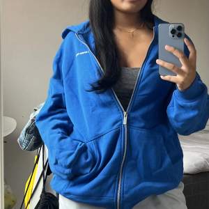 Skit snygg blå hoodie.