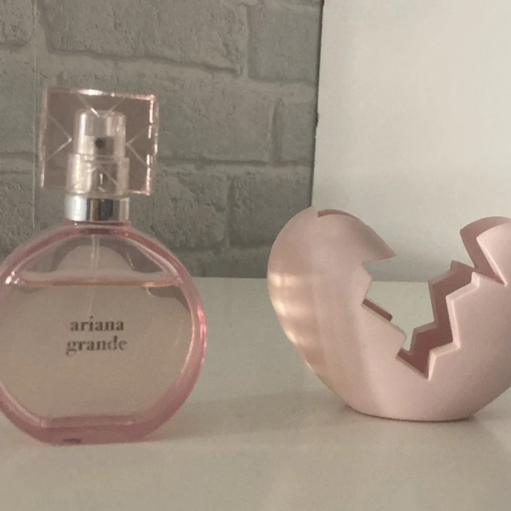 hej säljer min ariana grande parfym i doften Thank u next , ni ser hur mycke jag andvänt på bilden 💓 säljer då doften inte passade mig 💓. Asusteet.