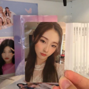 loona haseul photocard kpop - Säljer denna Haseul pc från & albumet då jag har en till likadan! Jättebra skick och skickas självklart med toploader. Kan tradea också, kontakta mig isåfall! Hör gärna av dig vid frågor, frakt betalas av köparen<3 Hör av dig innan du trycker köp nu tack🙏