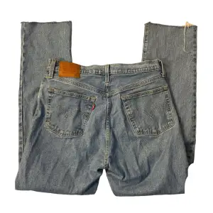 501 Levis jeans i Strl L (men skulle säga att dom är små i strl) köptes på sellpy   - benlängd (midja & ner) 103 cm  - benlängd (skrevet & ner) 74 cm  - midja 84.5 cm  - innerlår 50cm  