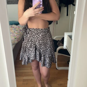 Leopard kjol - Från Chelsea (knöt den lite slarvigt på bilderna) använd 4 gånger, köpt för några år sedan. 