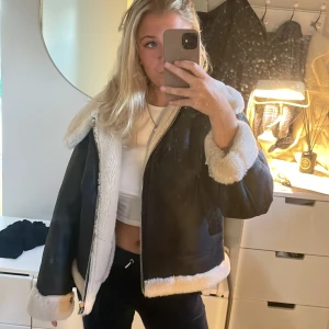 Jacka från mango - Jätte fin jacka från mango i skinn imitation. Köpte för ca 900kr men är knappt använd. Storlek M
