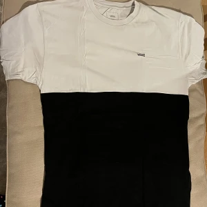 COLORBLOCK T-SHIRT - Storlek: L Skick: Jätte bra (Inget fel) Material: 100% Bomull Extra Info: Säljer för att jag ej har användning av den här tröjan längre. Köpte den år 2020