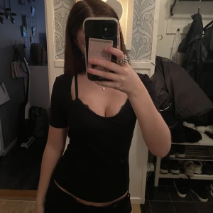 Tröja Gina tricot - Jättefin tröja från ginatricot i storlek XS, säljer för att den ej kommer till användning längre. Den är i jätte fint skick och knappt använd. Skriv vid minsta fundering!