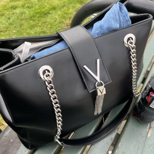 Valentino väska - ingen skada någonstans mm. får plats med mycket i, mittenficka + småfickor på sinnesidorna. vill bli av me fort.  