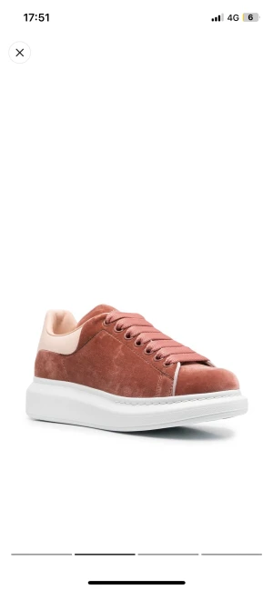 Alexander mcqueen sneakers  - Jätte fina Alexander mcqueen sneakers i rosa / peach / ljusrosa.  Nästan helt oanvända. Liten 37:a / 36 i storleken. Inga defekter. Kartong och extra skosnören finns. 