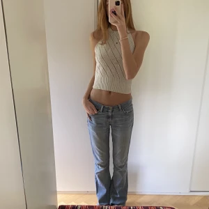 Stickad topp - Jättenajs stickad topp i vit glittrigt tyg!!! Älskar denna då den är så unik och verkligen gör en outfit!!💕💕