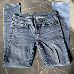 Säljer dessa jätte finaa lågmidjade jeans från 7 for alla mankind eftersom jag råkade köpa fel storlek och därför oxå nästan helt oanvända 💕stl30 i jeans, sitter som M, midjemåttet är runt 80 och innerbenlängden runt 77💕